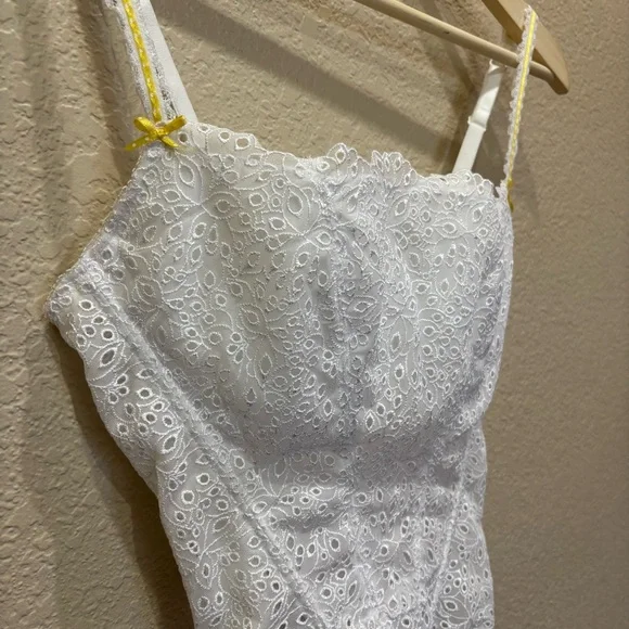 Vintage 2005 Victoria’s Secret White Lace Eyelet Corset Top Size 36C - Picture 2 of 6